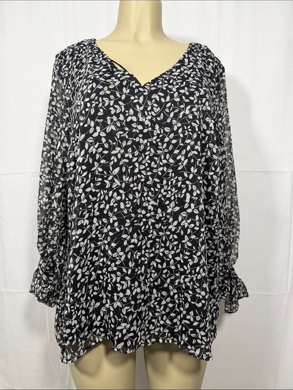 Vince Camuto Black & White Leaf-Print V-Neck long sleeve blouse